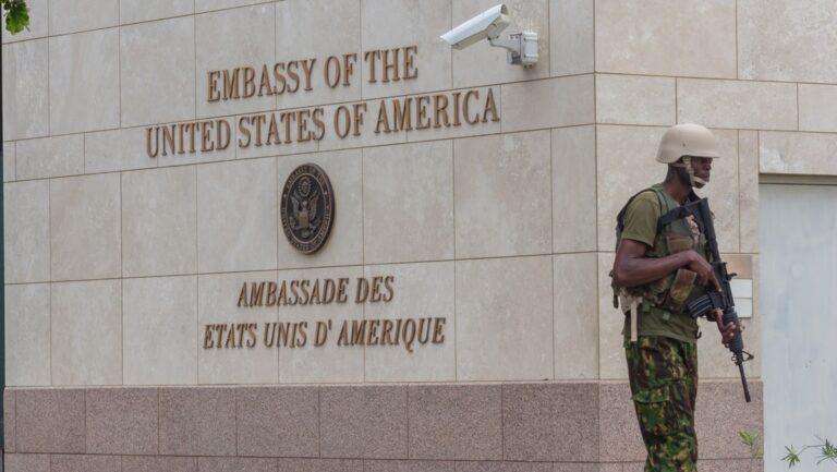 Pandilla ataca camión blindado de EEUU en Haití