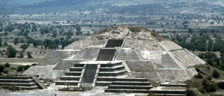 Túnel misterioso es descubierto debajo de una pirámide en México