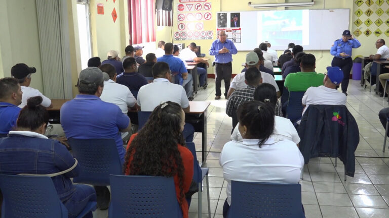 Policía Nacional capacita a 833 conductores de transporte escolar