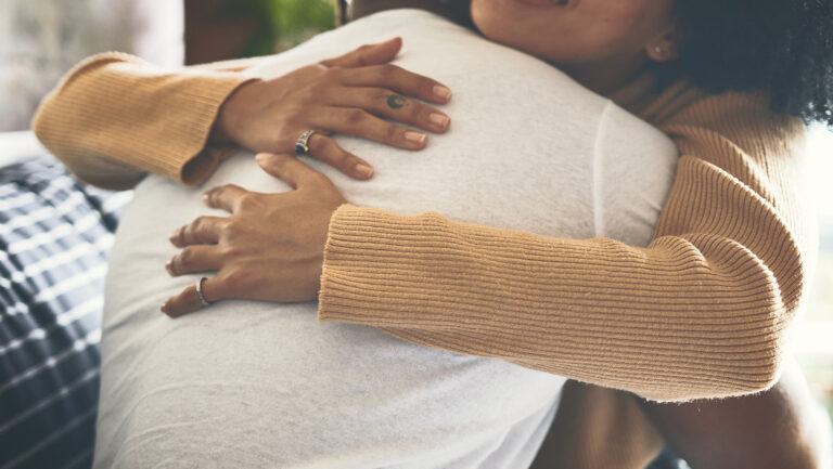Abren salón de abrazos profesional en Polonia