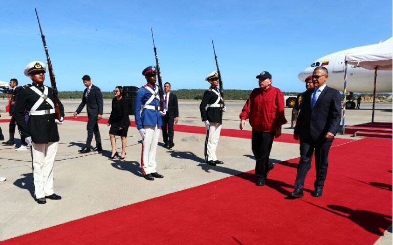 Presidente de Nicaragua asiste a la juramentación de Maduro