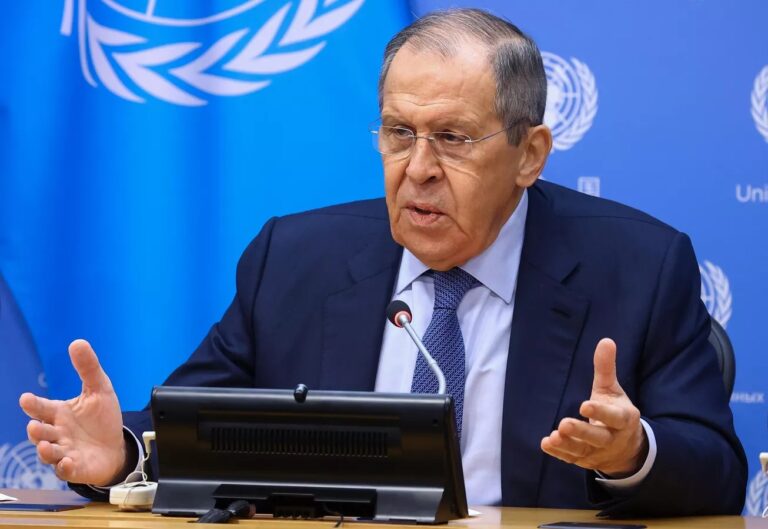 Directora de la UNESCO silencia asesinatos de periodista rusos