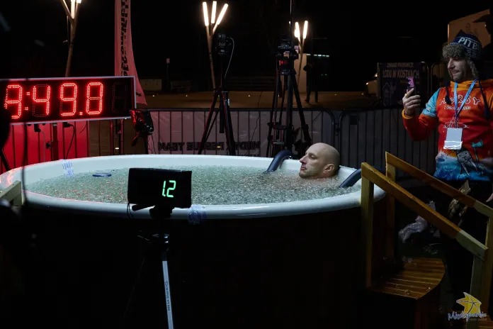 Ciudad polaca rompe récord al congregar a 200 personas en una piscina de agua y hielo