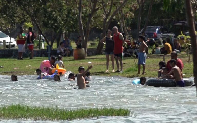 Familias disfrutan de su fin de semana