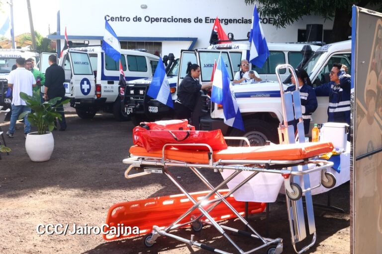 Distribuye 10 nuevas ambulancias en Nicaragua