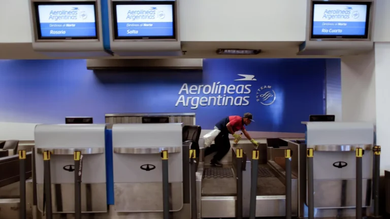 Aerolínea estatal de Argentina reduce su planilla