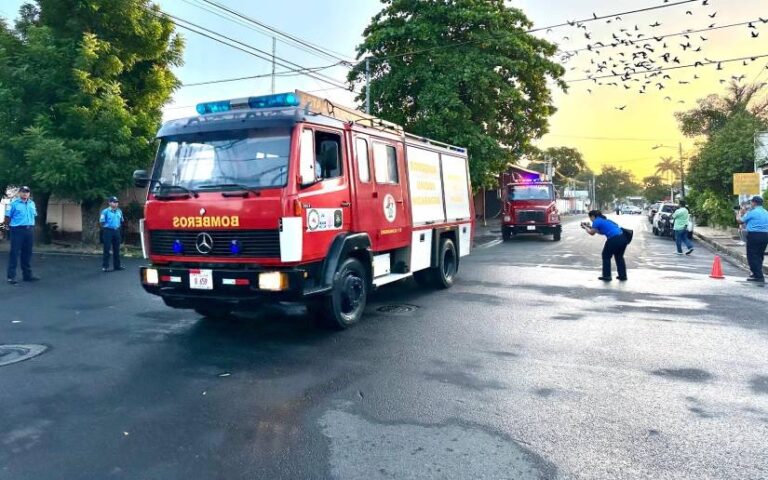 Salen dos camiones de bomberos a la nueva estación 217