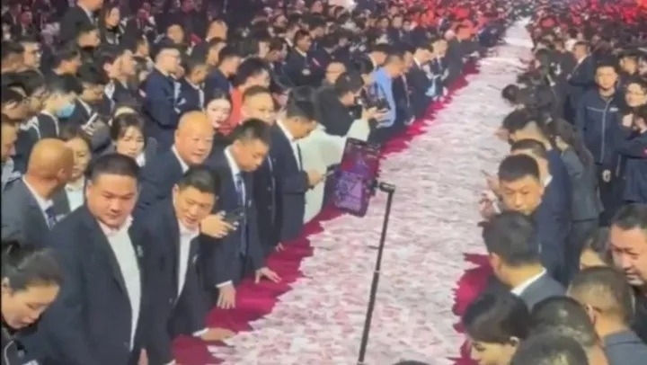 Compañía deja que sus empleados tomen todo el dinero en 15 minutos