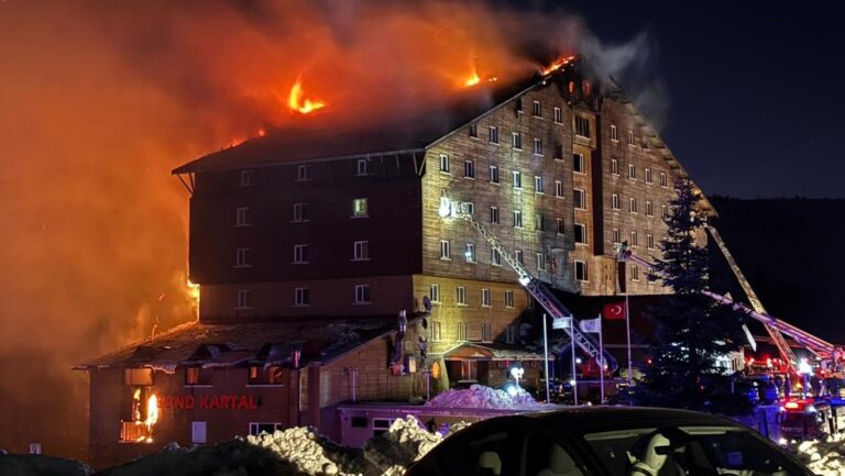 Fallecen 66 personas tras incendiarse un hotel turco