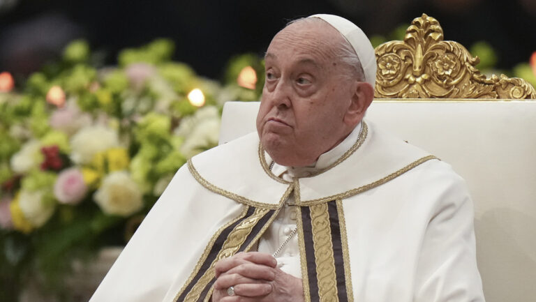 Papa Francisco  destaca adicción a las redes sociales