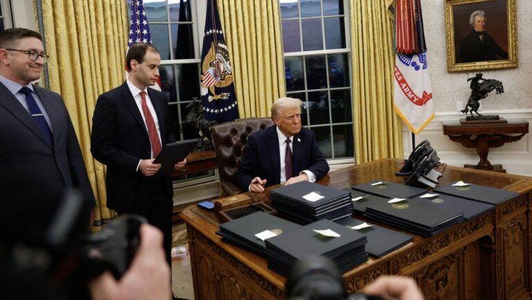 Trump firma varias órdenes en su primer día como presidente