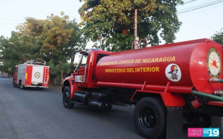Trasladan dos camiones de Bomberos a Kukra Hill