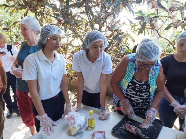 Productores con sistemas acuapónicos para la producción de peces y plantas aromática en Ciudad Sandino