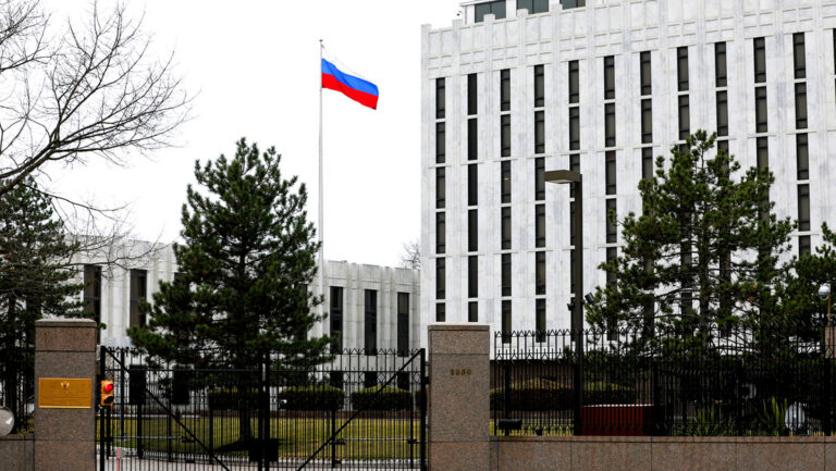 Acuerdan restablecer al personal de las embajadas en Rusia y EEUU