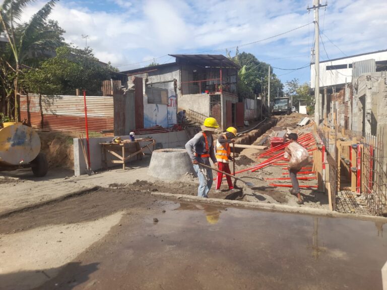 Avanza construcción de puente vehicular en el barrio La Esperanza