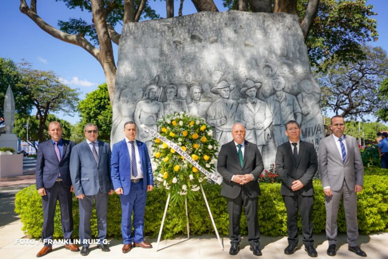 Delegación de Argelia visita Monumento a los Héroes de la Patria