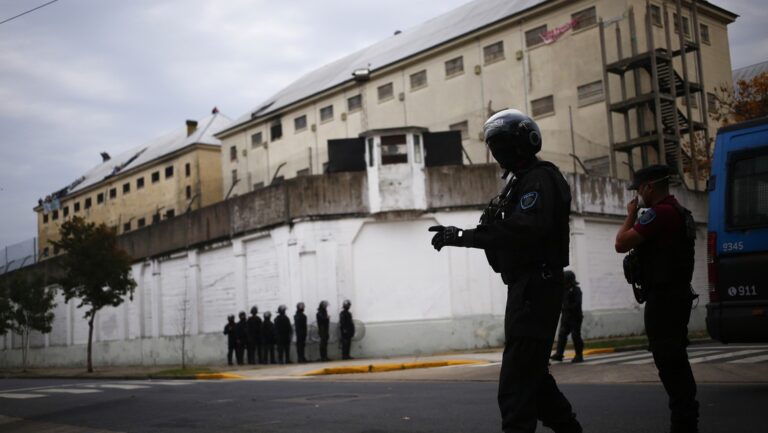 Argentina no permitirá el traslado de hombres a cárceles de mujeres