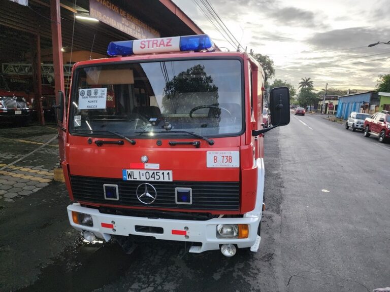 Trasladan dos camiones a nueva Estación de Bomberos
