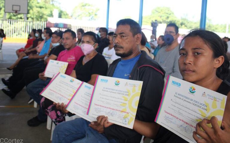 Capacitan a jóvenes y adultos en cursos y especialidades