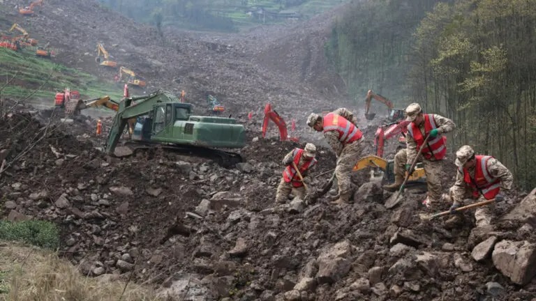 Incrementa a 10 los fallecidos por deslizamiento de tierra en China
