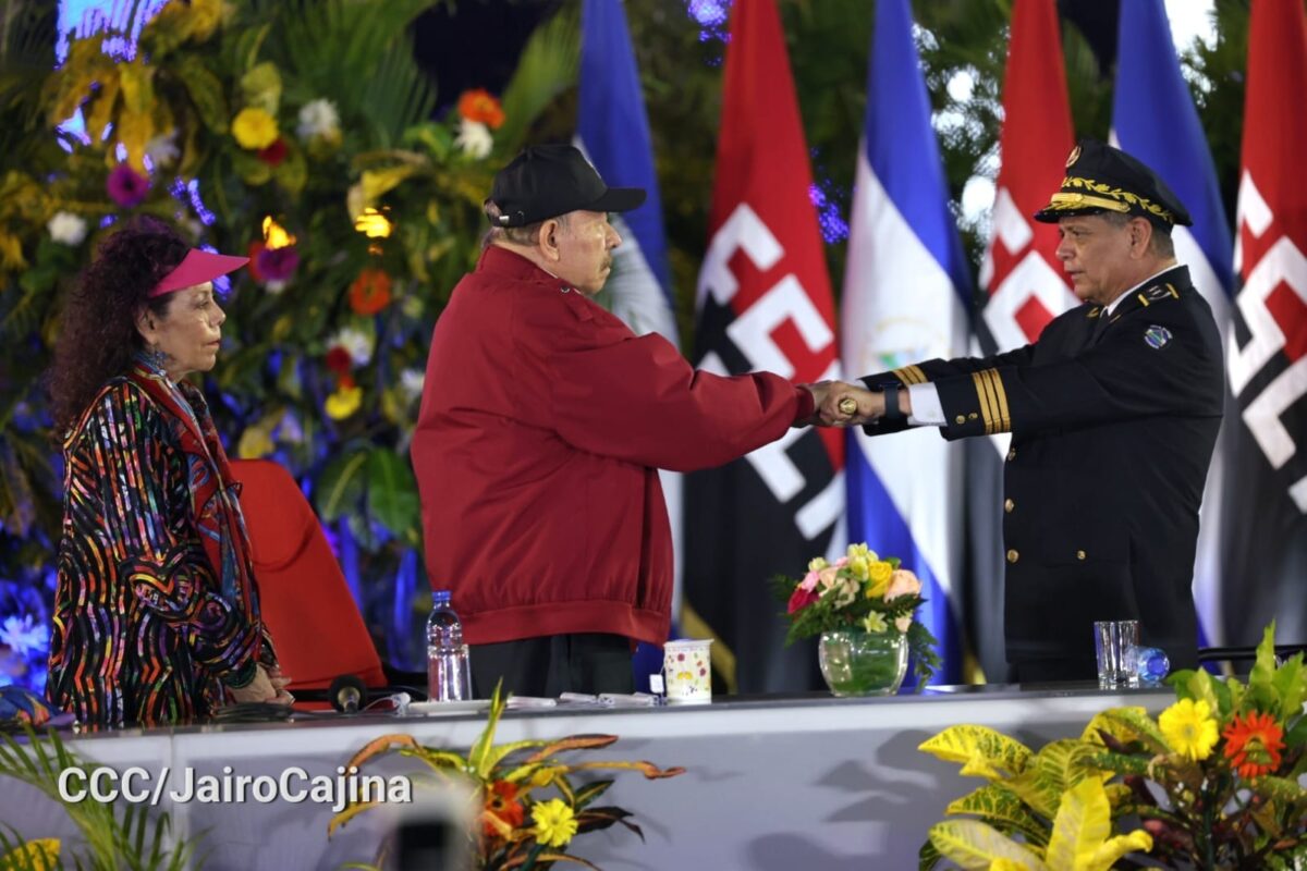 Cmdt. Daniel Ortega entrega Bastón de Mando