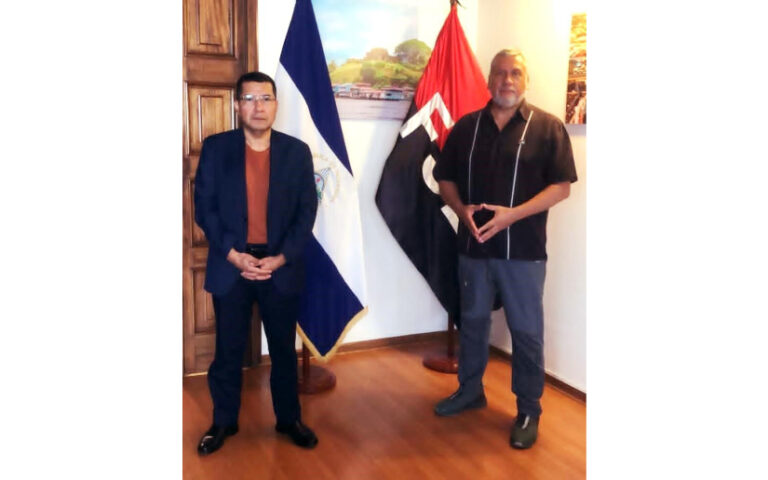 Embajada de Nicaragua en Chile recibe al escritor Pablo Jofré para intercambio cultural y político