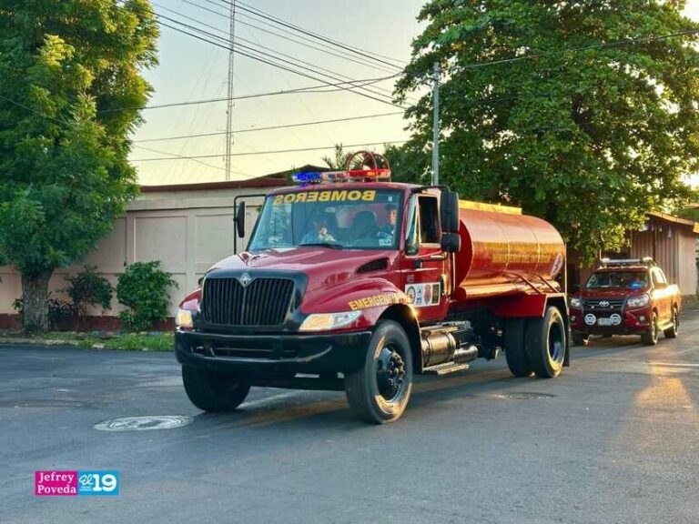 Envían dos camiones de bomberos hacia una nueva estación
