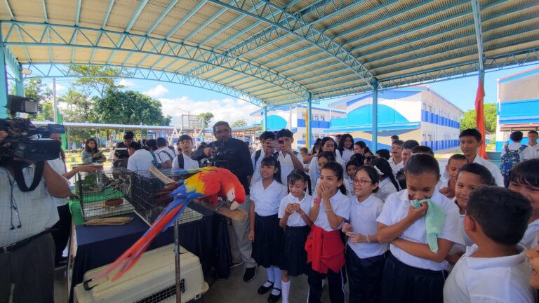 Estudiantes conocen Animales Exóticos 