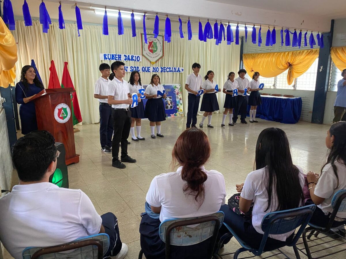 Estudiantes del Ramírez Goyena rinden homenaje a Darío