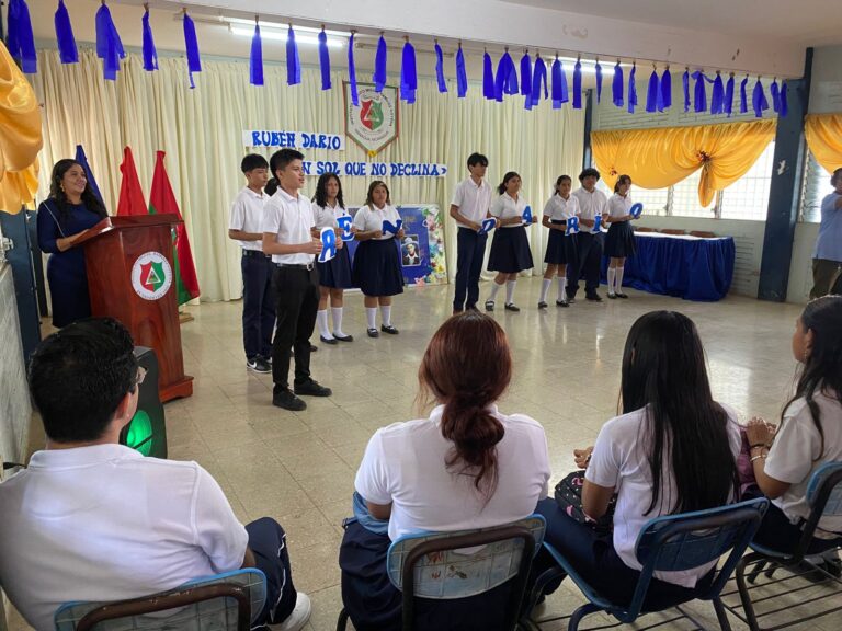 Estudiantes del Ramírez Goyena rinden homenaje a Darío
