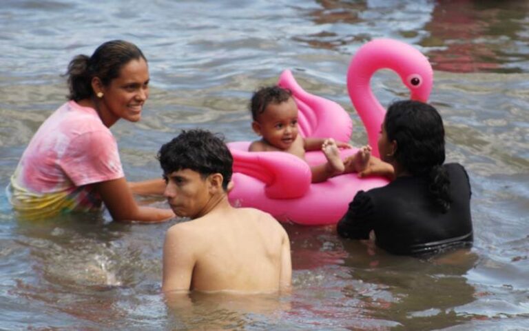 Despiden febrero en las cálidas aguas de Xiloá
