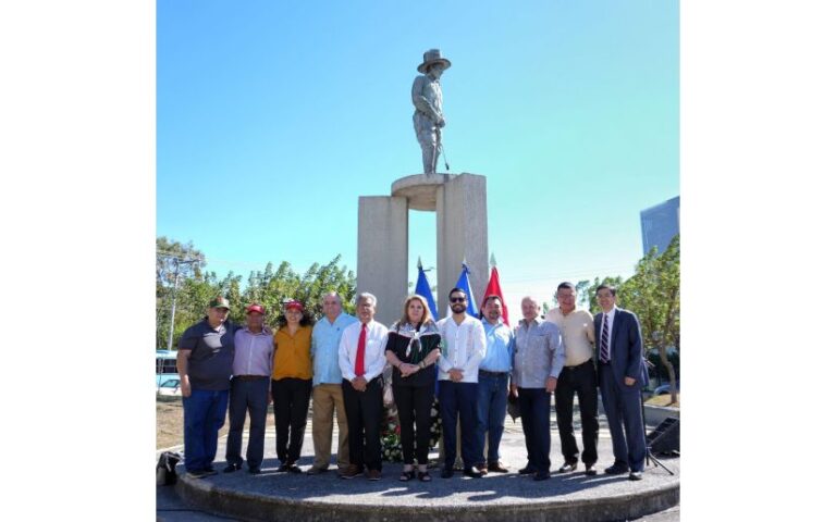 Depositan ofrenda floral en monumento dedicado al General Sandino en El Salvador