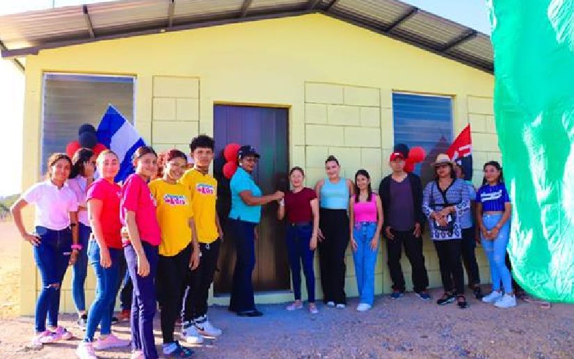 Cumplen el sueño de 10 familias con la entrega de viviendas dignas