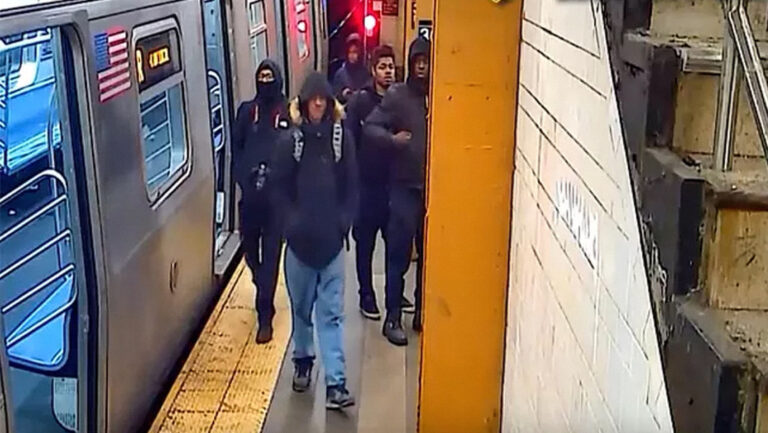 Hombres roban tren subterráneo para dar un paseo