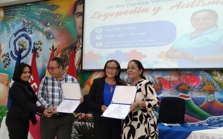 MINED entrega certificados a docentes de educación especial