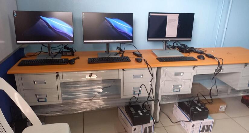 El Ministerio de Fomento, Industria y Comercio (MIFIC) entregó equipos informáticos y mobiliario para la creación de Centros de Apoyo a la Tecnología e Innovación en diversas universidades del país.