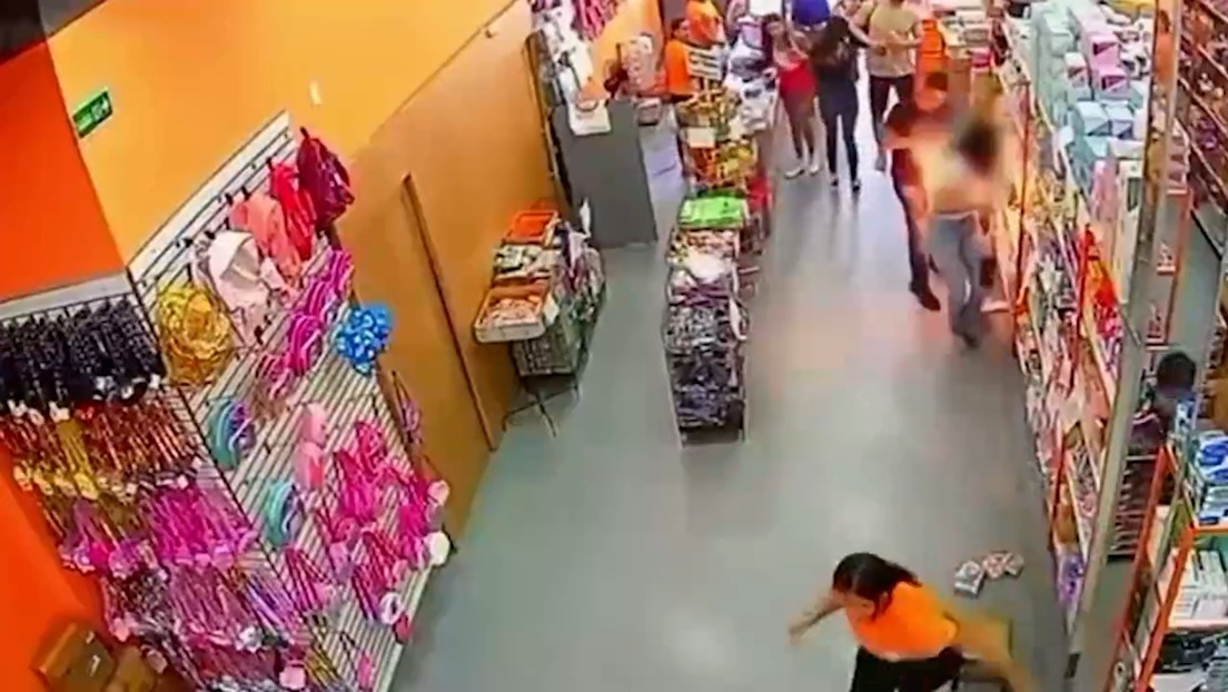Mujer sufre quemaduras al explotarle su celular