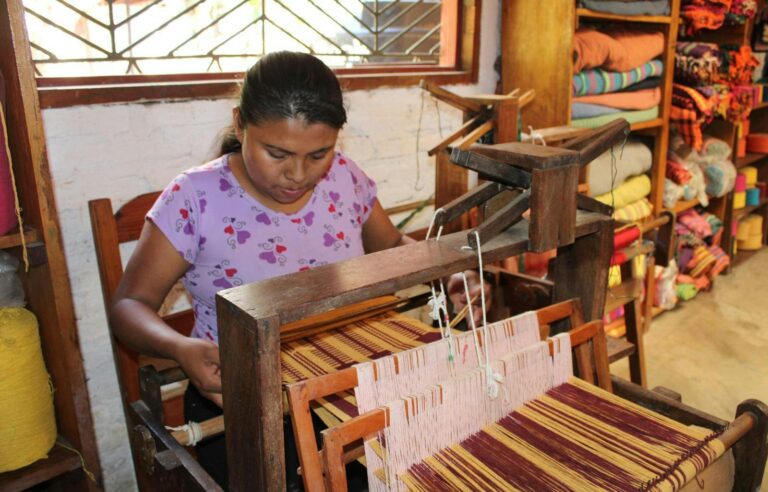 Mujeres artesanas aportan al rescate de las tradiciones ancestrales