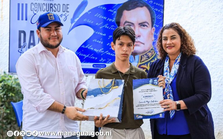 Premian a ganadores del Concurso de Ensayo “Darío…Azul Intenso”