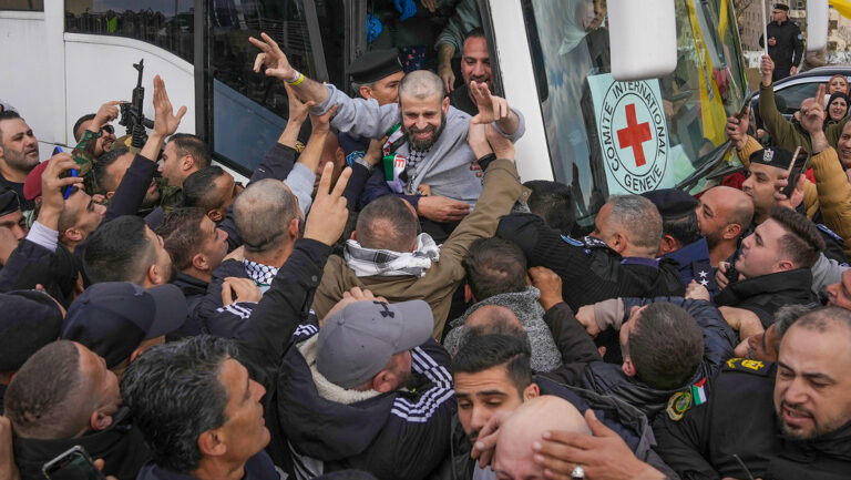 Presos palestinos liberados son recibidos por una multitud