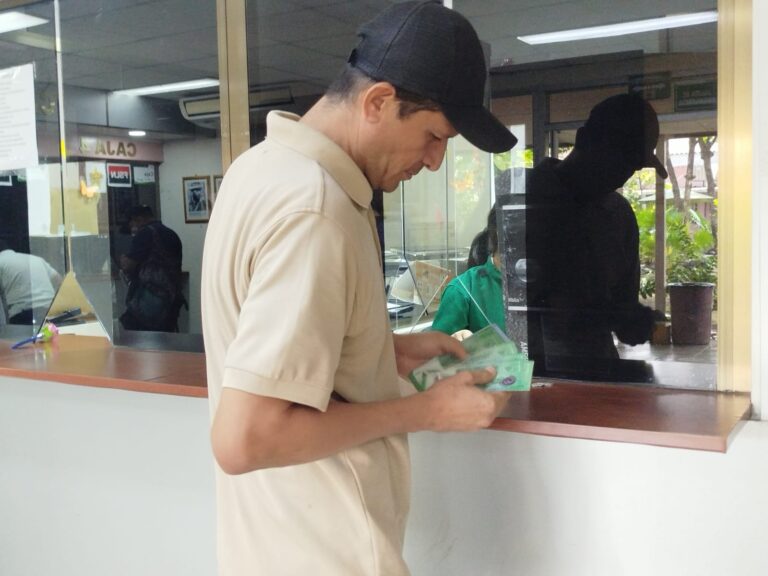 Trabajadores de la Salud reciben su salario de febrero