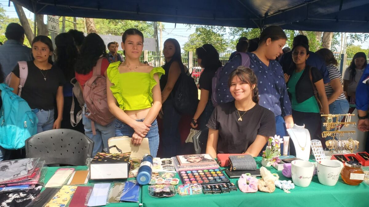 Universitarios inician sus clases con un festival de talento