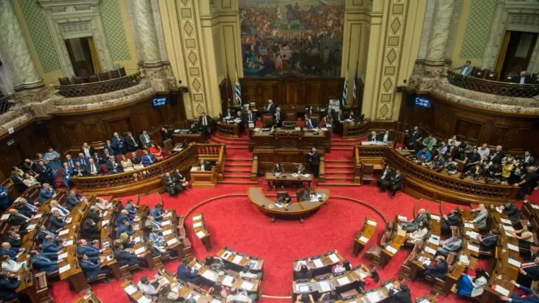 El inicio de un nuevo período político en Uruguay con la asunción de los nuevos diputados y senadores, refleja el resultado electoral del mes de octubre.