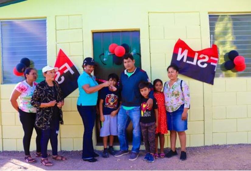 Entregan 10 casas en Tola