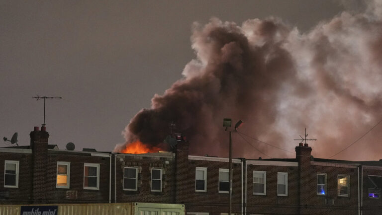 Avioneta se estrella y causa un voraz incendio en Filadelfia
