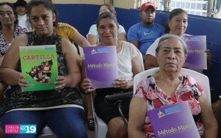 Más de 24 estudiantes inician clases en la modalidad de jóvenes y adultos