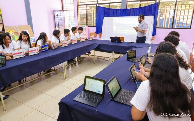 Estudiantes conocen sobre el uso seguro del internet