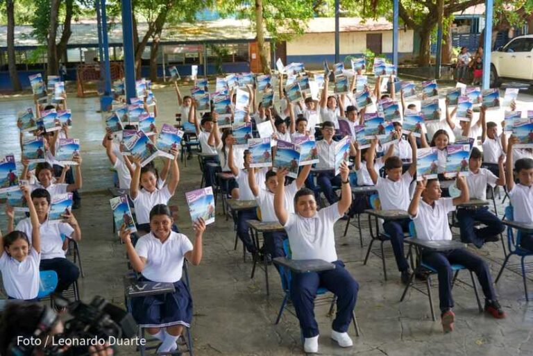 Entregan libros de inglés a estudiantes de secundaria