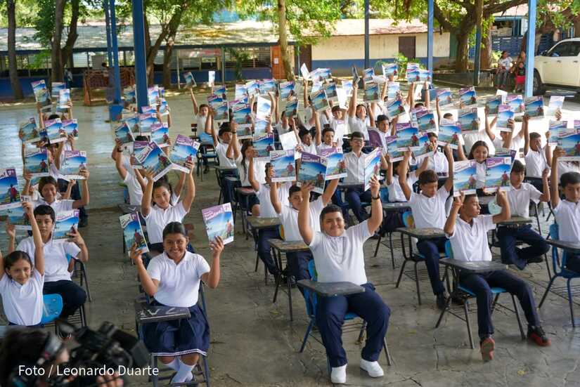 Entregan libros de inglés en Nicaragua