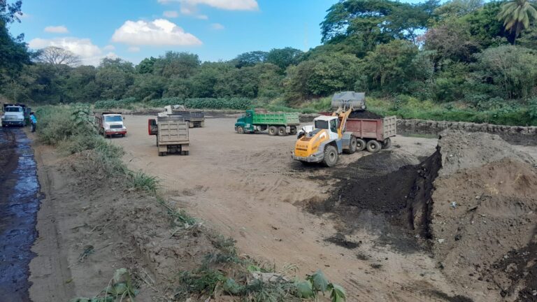 Alcaldía de Managua realiza limpieza en micropresa Los Guachos